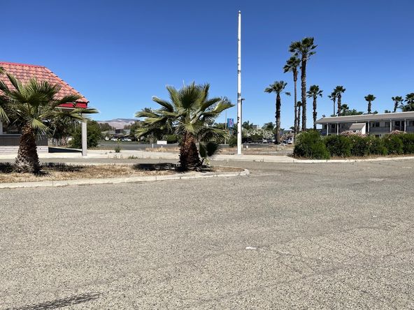 Freestanding Freeway Visible Restaurant + Equipment : 25014 W Dorris Ave, Coalinga, CA 93210